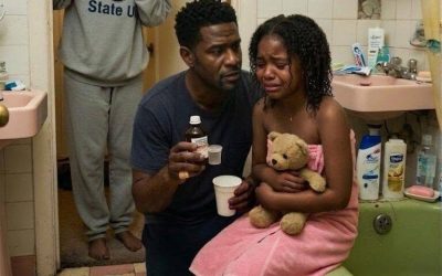 Ma fille de cinq ans prenait toujours son bain avec mon mari. Ils y restaient plus d’une heure tous les soirs. Quand je lui ai enfin demandé ce qu’ils faisaient, elle a éclaté en sanglots et m’a dit : « Papa dit que je ne peux pas parler de jeux dans le bain. » Le lendemain soir, j’ai jeté un coup d’œil par la porte de la salle de bain entrouverte… et j’ai couru chercher mon téléphone.  Au début, je me suis dit que j’exagérais.  Sophie avait toujours été petite pour son âge, avec de douces boucles et un sourire timide. Mon mari, Mark, aimait dire que le bain était « son rituel ». Il disait que cela la calmait avant le coucher et me rassurait.  « Vous devriez être reconnaissants de toute l’aide que je vous apporte », disait-il avec ce sourire décontracté en lequel tout le monde avait confiance.  Pendant un certain temps, je l’ai été.  Puis j’ai commencé à remarquer l’horloge.  Pas dix minutes. Pas quinze.  Une heure. Parfois plus.  Chaque fois que je frappais à la porte, Mark répondait de la même voix calme.  « On a presque fini. » Mais une fois sorties, Sophie n’avait pas l’air détendue. Elle semblait épuisée. Elle s’enroulait étroitement dans sa serviette et gardait les yeux fixés au sol. Une fois, alors que j’essayais de lui sécher les cheveux, elle s’est dégagée si brusquement que j’ai eu un pincement au cœur.  C’était la première fois que j’avais peur.  La deuxième fois, c’était lorsque j’ai trouvé une serviette humide cachée derrière le panier à linge, avec une tache blanche et crayeuse qui avait une légère odeur sucrée, presque médicinale.  Ce soir-là, après un autre long bain, je me suis assise à côté de Sophie qui serrait son lapin en peluche contre sa poitrine.  « Que fais-tu là-dedans avec papa depuis si longtemps ? » ai-je demandé aussi doucement que possible.  Son visage se transforma complètement. Elle baissa les yeux. Ses yeux se remplirent de larmes. Sa petite bouche trembla, mais elle ne dit pas un mot.  J’ai pris sa main. « Tu peux tout me dire. Je te le promets. »  Elle murmurait si bas que je l’entendais à peine.  « Papa dit que les jeux dans la salle de bain sont secrets. »  Mon corps s’est engourdi.  « Quel genre de jeux ? » ai-je demandé.  Elle se mit à pleurer encore plus fort et secoua la tête.  « Il a dit que tu serais fâchée contre moi si je te le disais. »  Je l’ai serrée dans mes bras et je lui ai dit que je ne serais jamais fâchée contre elle. Jamais.  Mais elle n’a rien dit d’autre.  Cette nuit-là, je suis restée éveillée près de Mark, fixant l’obscurité, écoutant sa respiration comme si de rien n’était. Tout mon être aspirait à croire qu’il existait une explication innocente que je n’avais pas encore découverte.  Au matin, je savais que je ne pouvais plus vivre d’espoir.  J’avais besoin de la vérité.  Le lendemain soir, lorsque Mark a emmené Sophie à l’étage pour son bain habituel, j’ai attendu d’entendre l’eau couler.  Puis j’ai descendu le couloir pieds nus, le cœur battant si fort que j’avais mal à la poitrine.  La porte de la salle de bain était entrouverte, juste ce qu’il fallait.  J’ai jeté un coup d’œil à l’intérieur.  Et en une seconde, l’homme que j’avais épousé avait disparu. Mark était accroupi près de la baignoire, un minuteur de cuisine dans une main et un gobelet en carton dans l’autre, parlant à Sophie d’une voix si calme qu’elle m’a glacée jusqu’aux os.  À ce moment-là, j’ai attrapé mon téléphone et j’ai appelé la police.  Lire la suite sur la page suivante >>