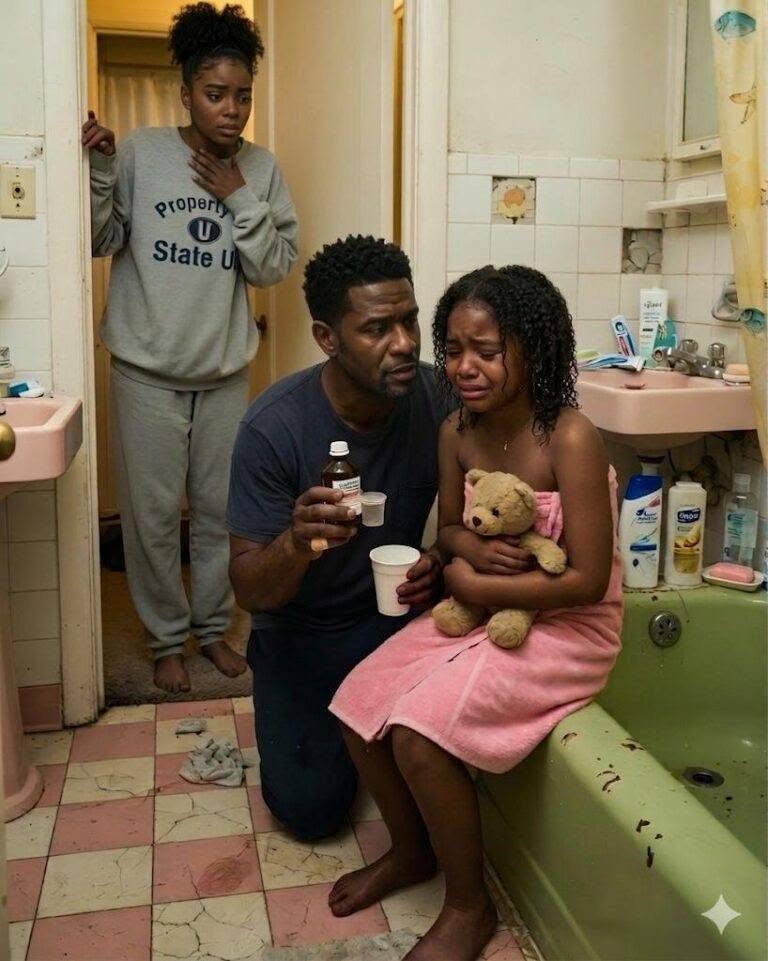 Ma fille de cinq ans prenait toujours son bain avec mon mari. Ils y restaient plus d’une heure tous les soirs. Quand je lui ai enfin demandé ce qu’ils faisaient, elle a éclaté en sanglots et m’a dit : « Papa dit que je ne peux pas parler de jeux dans le bain. » Le lendemain soir, j’ai jeté un coup d’œil par la porte de la salle de bain entrouverte… et j’ai couru chercher mon téléphone.  Au début, je me suis dit que j’exagérais.  Sophie avait toujours été petite pour son âge, avec de douces boucles et un sourire timide. Mon mari, Mark, aimait dire que le bain était « son rituel ». Il disait que cela la calmait avant le coucher et me rassurait.  « Vous devriez être reconnaissants de toute l’aide que je vous apporte », disait-il avec ce sourire décontracté en lequel tout le monde avait confiance.  Pendant un certain temps, je l’ai été.  Puis j’ai commencé à remarquer l’horloge.  Pas dix minutes. Pas quinze.  Une heure. Parfois plus.  Chaque fois que je frappais à la porte, Mark répondait de la même voix calme.  « On a presque fini. » Mais une fois sorties, Sophie n’avait pas l’air détendue. Elle semblait épuisée. Elle s’enroulait étroitement dans sa serviette et gardait les yeux fixés au sol. Une fois, alors que j’essayais de lui sécher les cheveux, elle s’est dégagée si brusquement que j’ai eu un pincement au cœur.  C’était la première fois que j’avais peur.  La deuxième fois, c’était lorsque j’ai trouvé une serviette humide cachée derrière le panier à linge, avec une tache blanche et crayeuse qui avait une légère odeur sucrée, presque médicinale.  Ce soir-là, après un autre long bain, je me suis assise à côté de Sophie qui serrait son lapin en peluche contre sa poitrine.  « Que fais-tu là-dedans avec papa depuis si longtemps ? » ai-je demandé aussi doucement que possible.  Son visage se transforma complètement. Elle baissa les yeux. Ses yeux se remplirent de larmes. Sa petite bouche trembla, mais elle ne dit pas un mot.  J’ai pris sa main. « Tu peux tout me dire. Je te le promets. »  Elle murmurait si bas que je l’entendais à peine.  « Papa dit que les jeux dans la salle de bain sont secrets. »  Mon corps s’est engourdi.  « Quel genre de jeux ? » ai-je demandé.  Elle se mit à pleurer encore plus fort et secoua la tête.  « Il a dit que tu serais fâchée contre moi si je te le disais. »  Je l’ai serrée dans mes bras et je lui ai dit que je ne serais jamais fâchée contre elle. Jamais.  Mais elle n’a rien dit d’autre.  Cette nuit-là, je suis restée éveillée près de Mark, fixant l’obscurité, écoutant sa respiration comme si de rien n’était. Tout mon être aspirait à croire qu’il existait une explication innocente que je n’avais pas encore découverte.  Au matin, je savais que je ne pouvais plus vivre d’espoir.  J’avais besoin de la vérité.  Le lendemain soir, lorsque Mark a emmené Sophie à l’étage pour son bain habituel, j’ai attendu d’entendre l’eau couler.  Puis j’ai descendu le couloir pieds nus, le cœur battant si fort que j’avais mal à la poitrine.  La porte de la salle de bain était entrouverte, juste ce qu’il fallait.  J’ai jeté un coup d’œil à l’intérieur.  Et en une seconde, l’homme que j’avais épousé avait disparu. Mark était accroupi près de la baignoire, un minuteur de cuisine dans une main et un gobelet en carton dans l’autre, parlant à Sophie d’une voix si calme qu’elle m’a glacée jusqu’aux os.  À ce moment-là, j’ai attrapé mon téléphone et j’ai appelé la police.  Lire la suite sur la page suivante >>