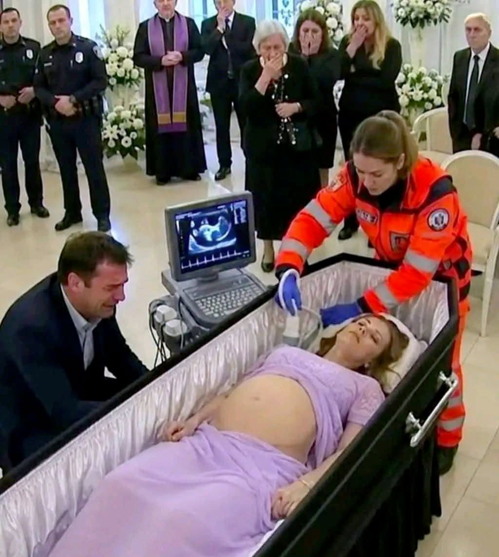 Au cours des funérailles, ils découvrent que… Voir plus